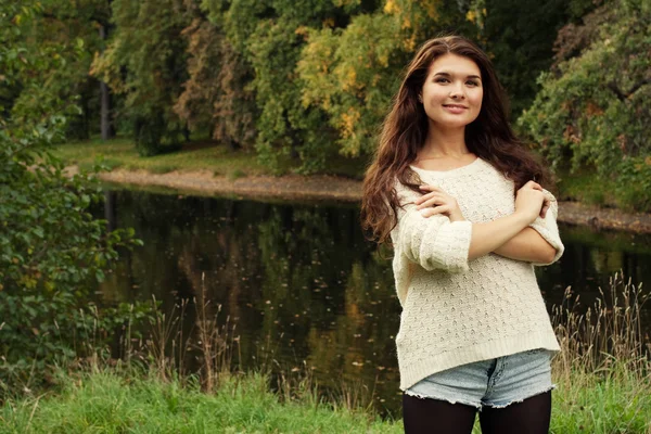 Glückliche Frau in der Nähe des Flusses im Herbst — Stockfoto