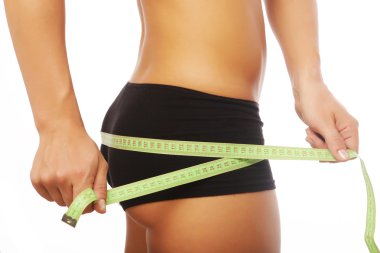 Kadın vücudu ölçülüyor.