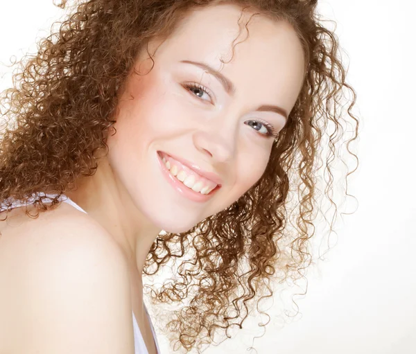 若い大人の女性の美しい幸せな肖像画 — ストック写真