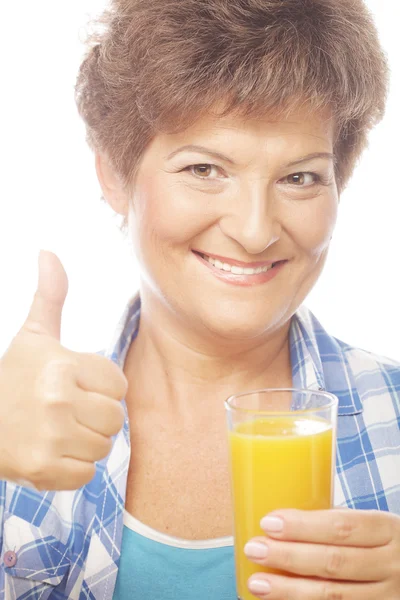 Volwassen vrouw met een glas sinaasappelsap — Stockfoto