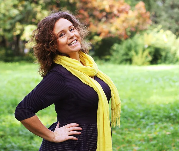 Femme de mode marchant dans le parc d'automne — Photo