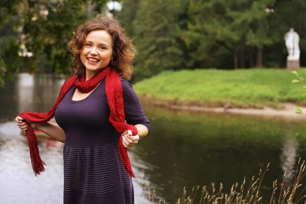 Femme heureuse près de la rivière en automne — Photo