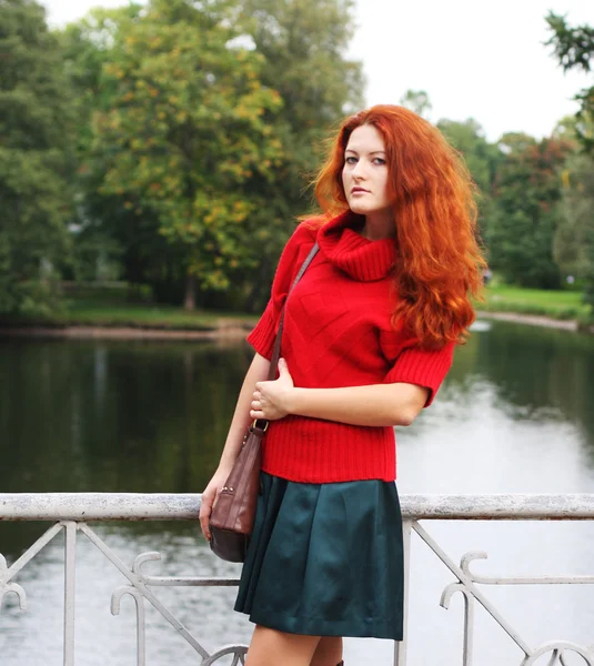 Modefrau auf Brücke im Herbstpark — Stockfoto