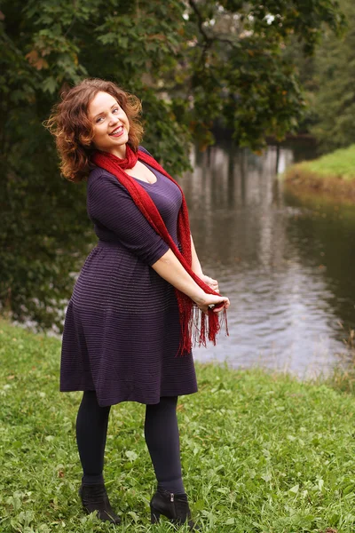 Mujer de moda cerca del río en la temporada de otoño — Foto de Stock