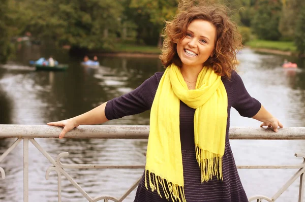 Fashion woman on bridge in autumn park — Stock Photo, Image