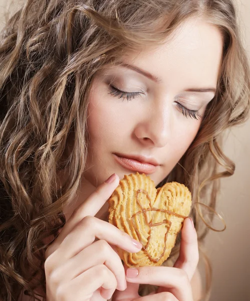 Menina beleza com biscoito — Fotografia de Stock