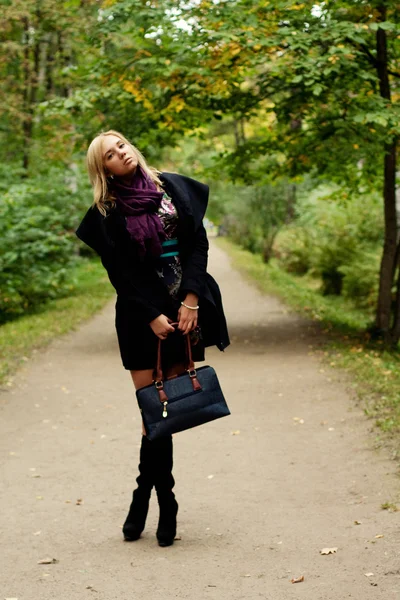 Модная женщина, гуляющая в осеннем парке — стоковое фото