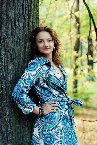 Fashion woman walking in autumn park — Stock Photo, Image