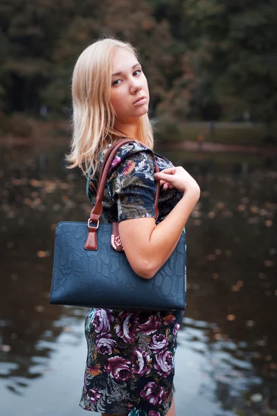 Mujer de moda cerca del río en la temporada de otoño —  Fotos de Stock