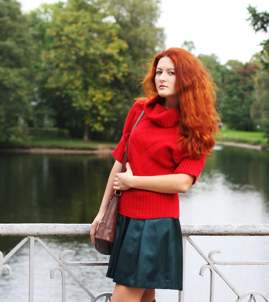 Fashion woman on bridge in autumn park — Stock Photo, Image