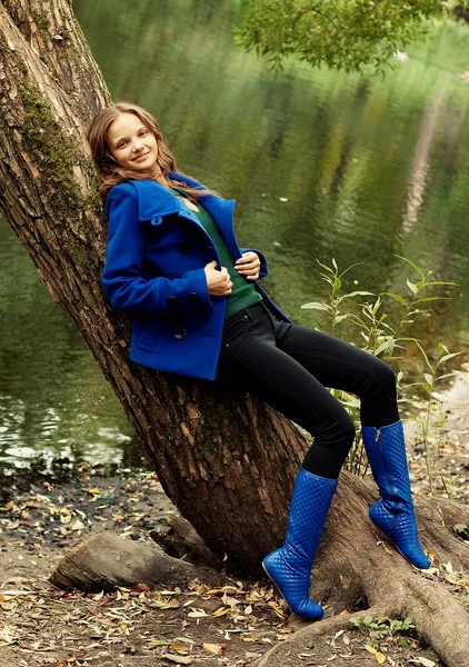 Moda mujer feliz en temporada de otoño — Foto de Stock