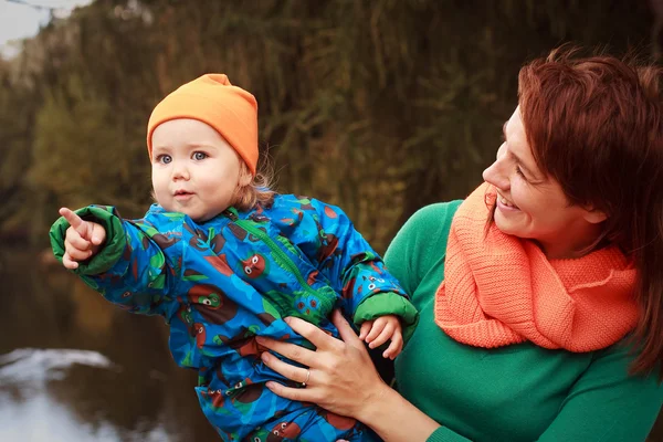 Familia feliz divertirse en el parque de otoño — Foto de Stock