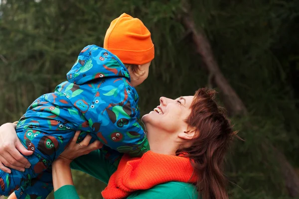 Lycklig familj ha kul i höstparken — Stockfoto