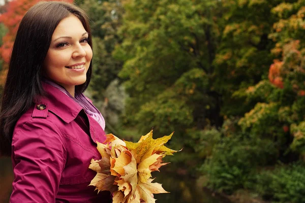 Donna di moda a piedi nel parco autunnale — Foto Stock