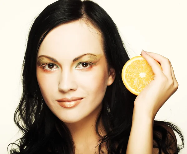 Hermosa cara de mujer con jugosa naranja — Foto de Stock