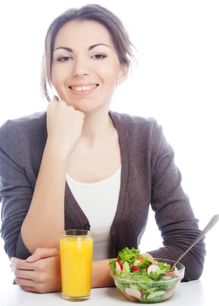 Vrouw heeft ontbijt salade van verse groenten — Stockfoto