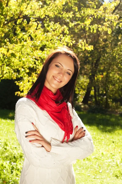 Mode kvinna promenader i höstparken — Stockfoto