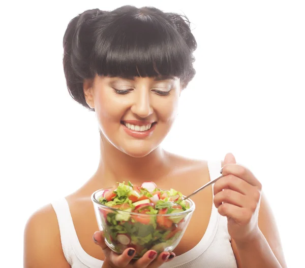 Jovem mulher engraçada comer salada — Fotografia de Stock