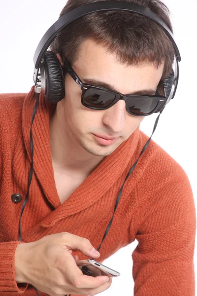 Mladý muž si na jeho sluchátka — Stock fotografie