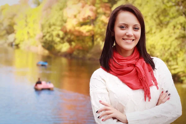 Kobieta w pobliżu rzeki w sezonie jesiennym — Zdjęcie stockowe