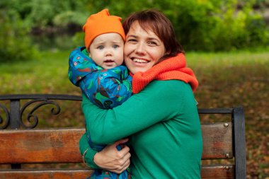 Mutlu aile sonbahar parkında eğleniyor.