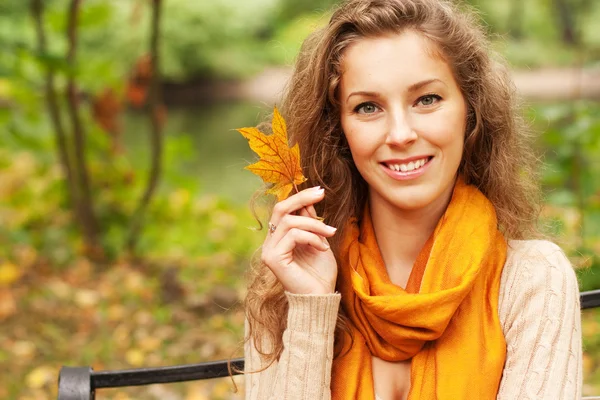 Giovane donna elegante con foglie d'autunno — Foto Stock