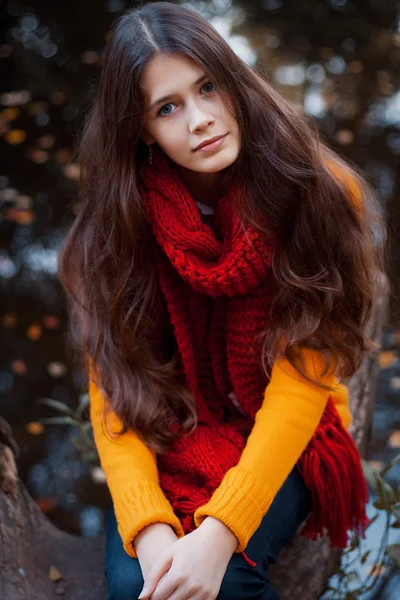 Jonge lachende vrouw in herfst park — Stockfoto