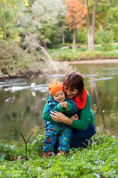 Lycklig familj ha kul i höstparken — Stockfoto