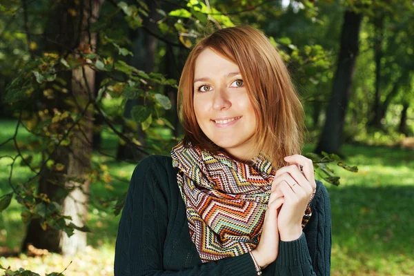 Ritratto di bella affascinante donna sorridente — Foto Stock