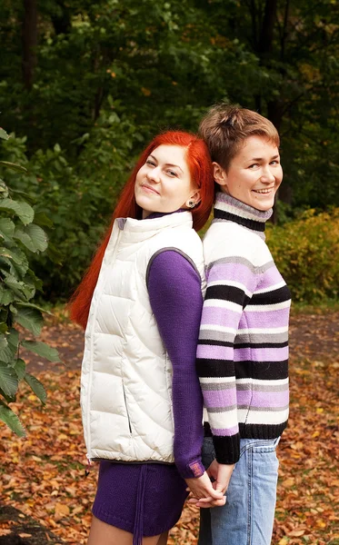 Duas meninas bonitas andando no parque de outono — Fotografia de Stock