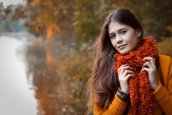 Junge hübsche Frau entspannt im herbstlichen Park — Stockfoto