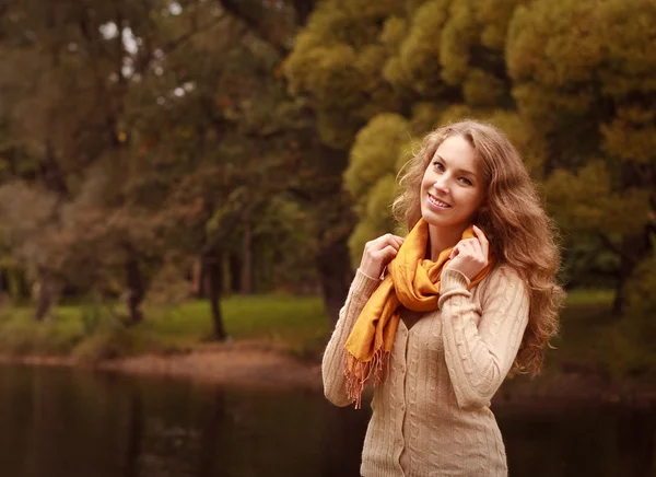 Młoda ładna kobieta relaksująca się w jesiennym parku — Zdjęcie stockowe
