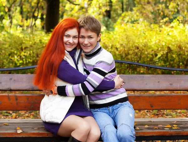 Zwei hübsche Mädchen spazieren im herbstlichen Park — Stockfoto