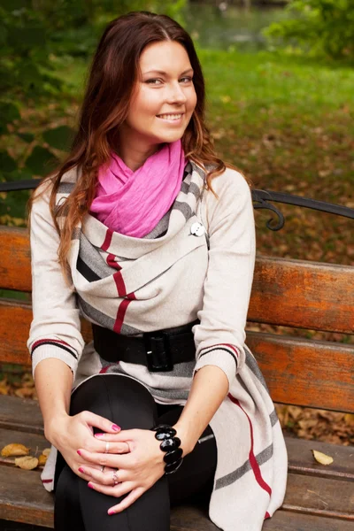 Girl on bench in autumn park — Stock Photo, Image