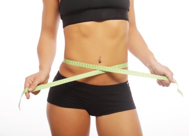 Kadın vücudu ölçülüyor.