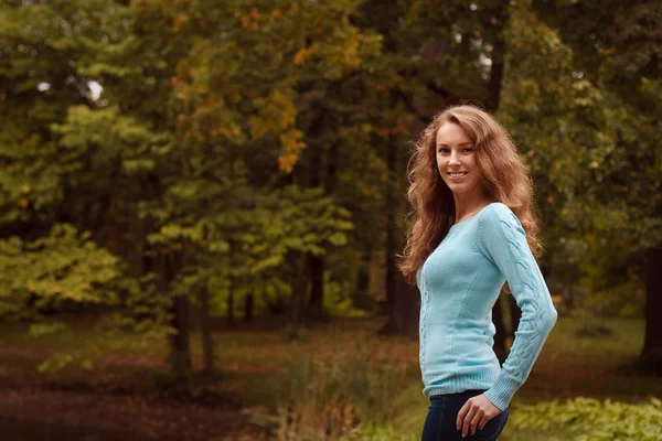 Giovane bella donna rilassante nel parco autunnale — Foto Stock