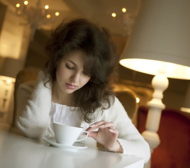genç kadının Cafe Latte Kahve