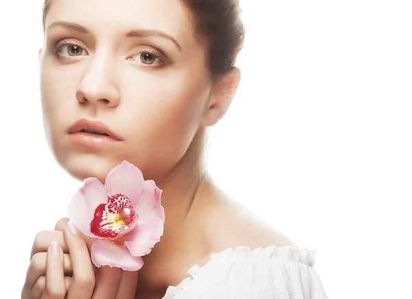 Schöne Frau mit rosa Blume — Stockfoto