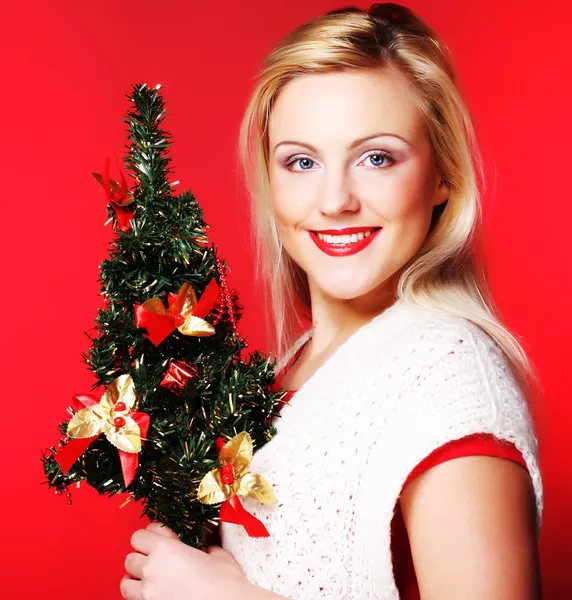 Mujer sosteniendo el árbol de Navidad — Foto de Stock