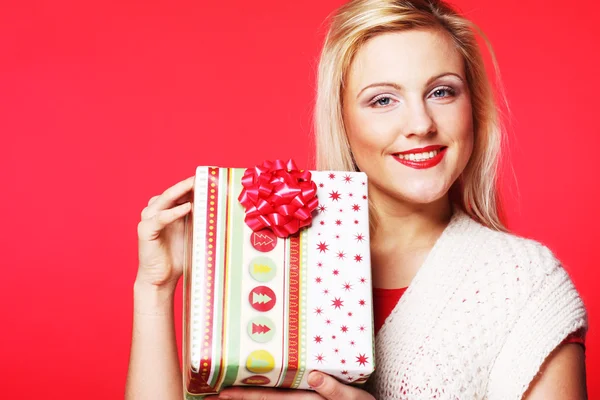 Mujer rubia feliz con un regalo — Foto de Stock