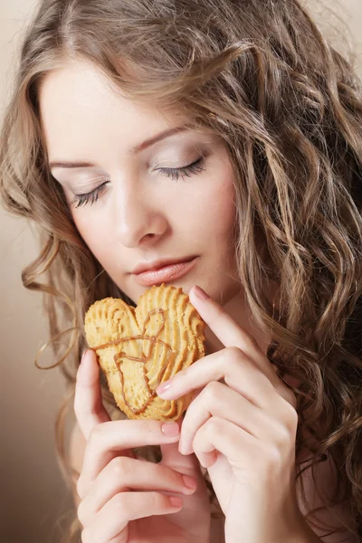 Skönhet flicka med cookie — Stockfoto