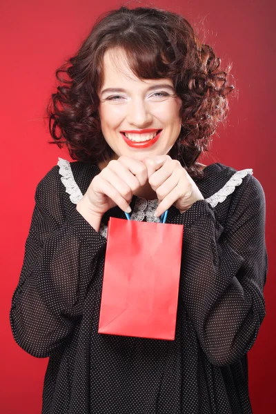 Bevásárlótáskát cipelő fiatal nő — Stock Fotó
