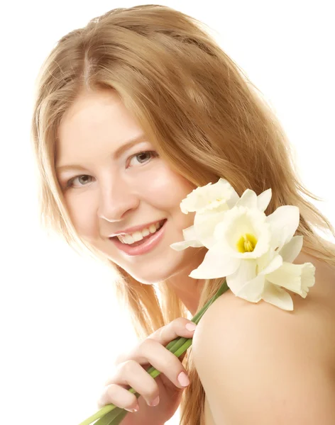 女孩微笑着和与花卉水仙 — 图库照片