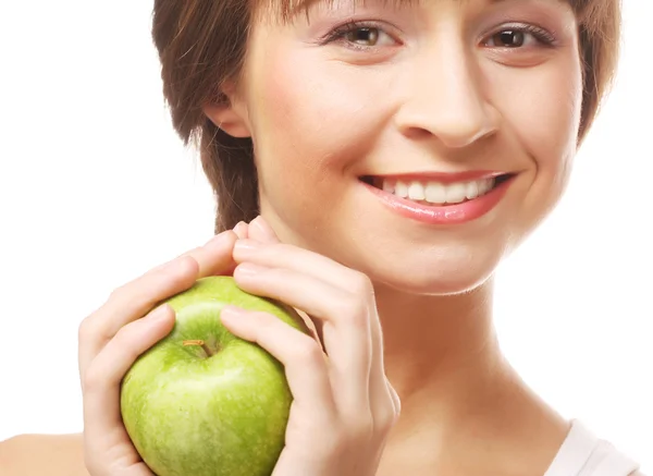 Jeune femme souriante heureuse avec pomme — Photo