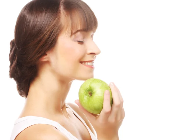 Молодая счастливая улыбающаяся женщина с яблоком — стоковое фото
