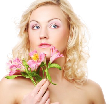 Pembe çiçekli güzel kadın.