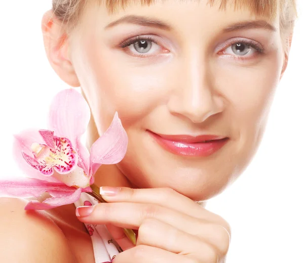 Jonge mooie vrouw met roze bloem — Stockfoto