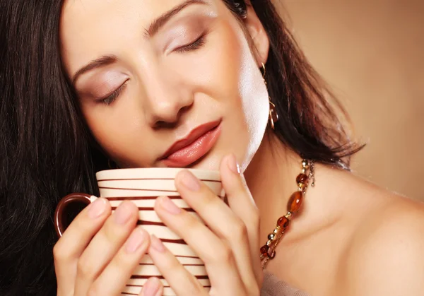 Frau trinkt Kaffee — Stockfoto