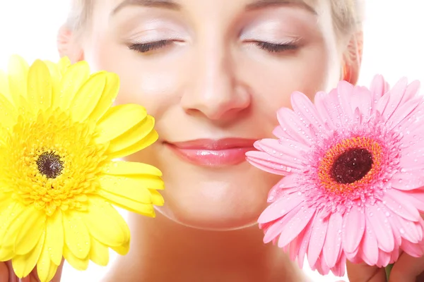 Belle jeune femme avec fleur de gerber — Photo