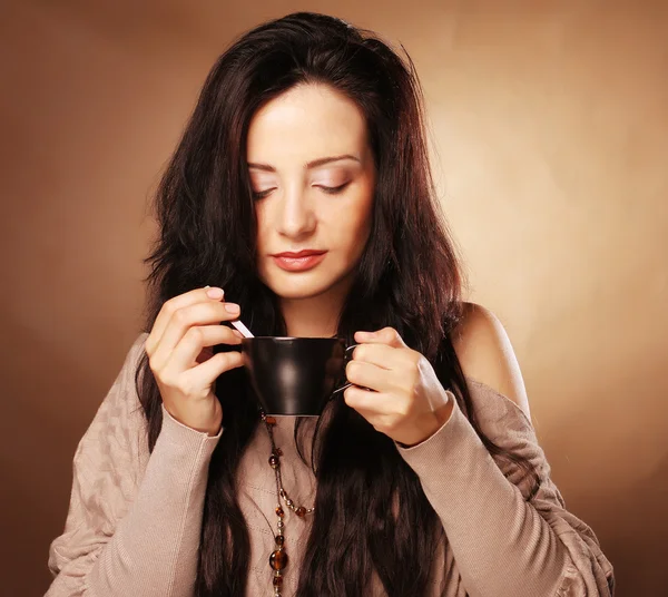 Woman drinking coffee — Stock Photo, Image